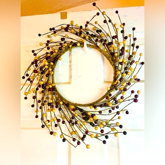 *Waterproof Burgundy & Gold Berry Wreath - Picture 1 of 12